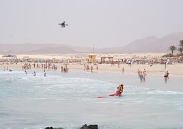 Simulación de la llegada del 'ahogado' a la orilla tras ser socorrido por el dron de alta prestaciones en las Grandes Playas de Corralejo, en el municipio de La Oliva.