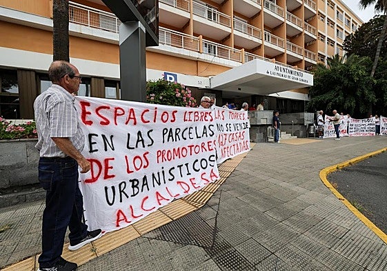 Concentración de los vecinos afectados, este viernes ante las oficinas municipales.