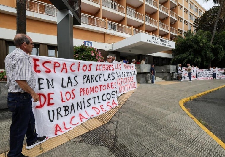 Concentración de los vecinos afectados, este viernes ante las oficinas municipales.
