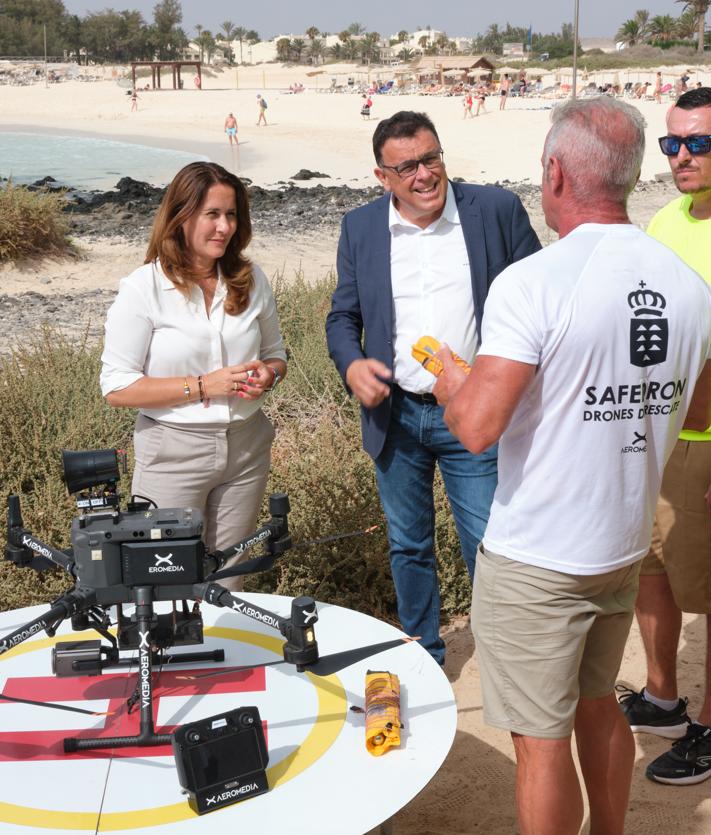 Imagen secundaria 2 - El responsable regional de Emergencias, Manuel Miranda, y la presidenta Lola García, entre otros, durante las explicaciones del nuevo sistema de rescate mediante drones.