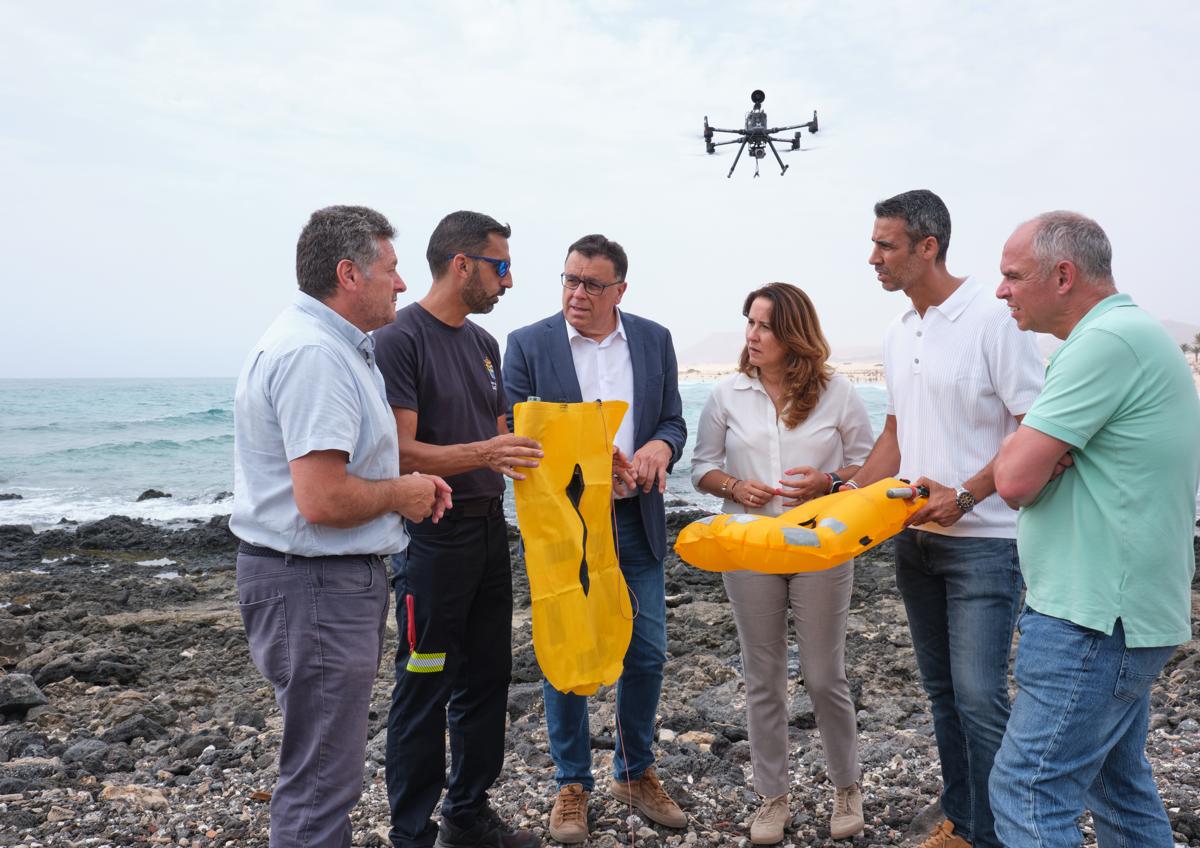 Imagen secundaria 1 - El responsable regional de Emergencias, Manuel Miranda, y la presidenta Lola García, entre otros, durante las explicaciones del nuevo sistema de rescate mediante drones.