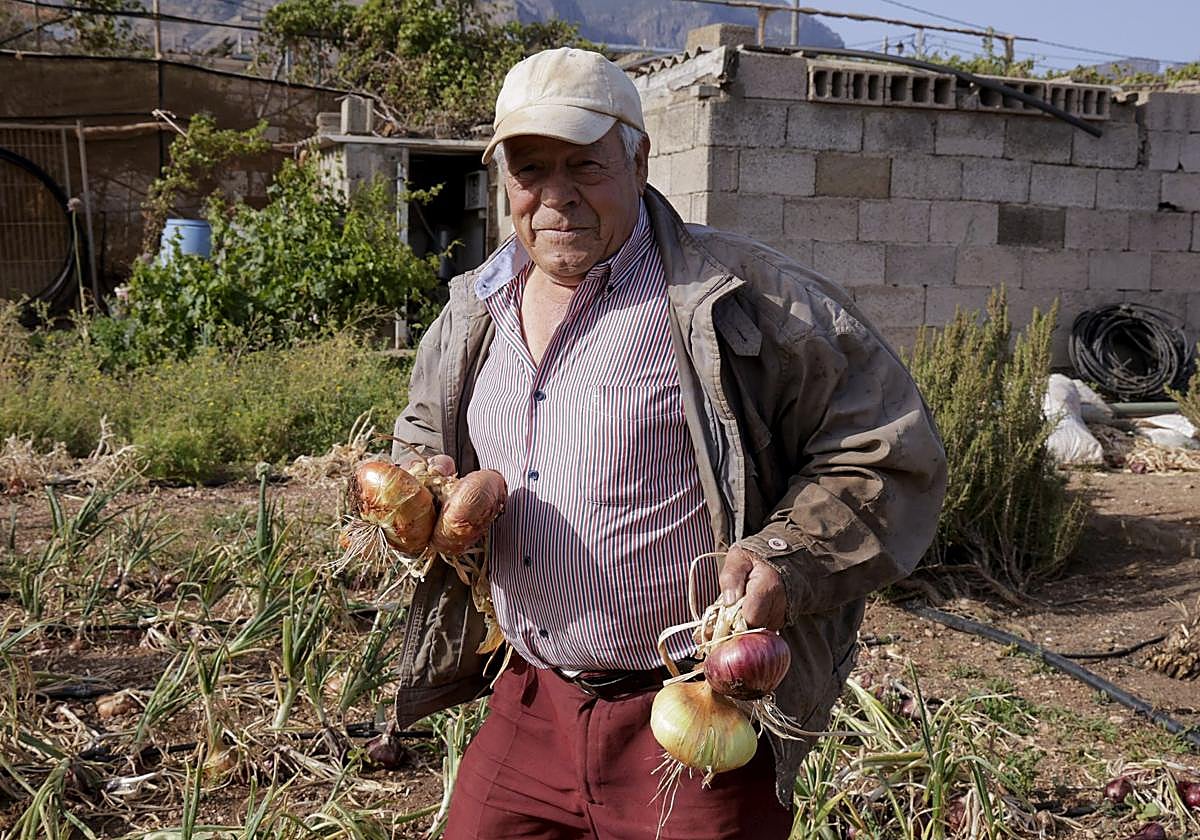 Victoria y Nicasio, toda una vida dedicada al cultivo de cebolla