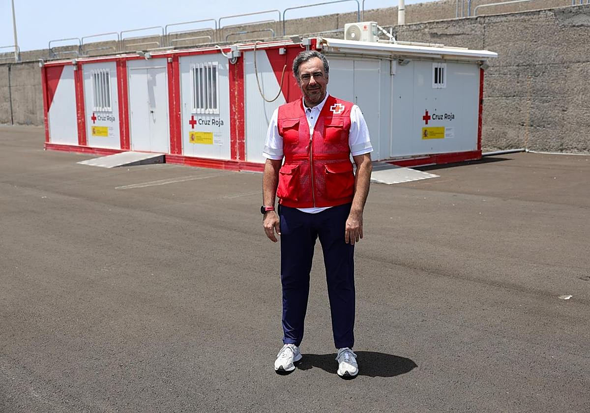 Iñigo Vila, frente a las carpas de Cruz Roja en el muelle de Arguineguín.