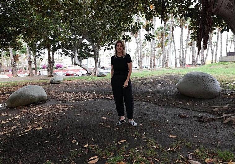 Oasis. La arquitecta y urbanista Noemí Tejera en un espacio que podría calificarse de refugio térmico por tener árboles y suelo permeable.