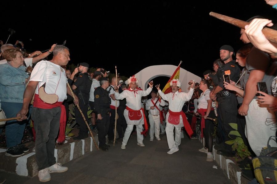 Tambores, chácaras, baile y emoción: las imágenes de la Bajada de El Hierro