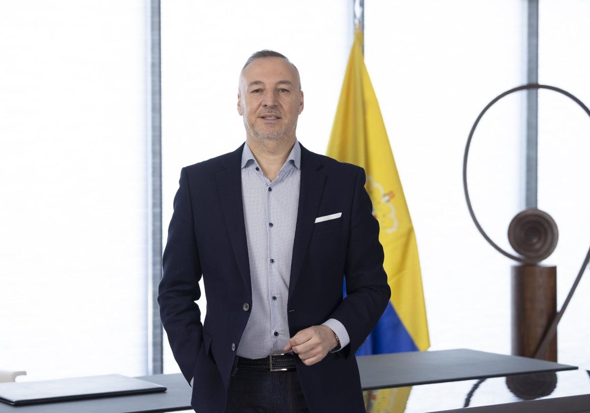 Miguel Ángel Ramírez, en su despacho profesional durante el transcurso de la entrevista.