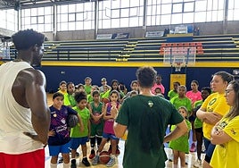 Los más pequeños y pequeñas, expectantes.