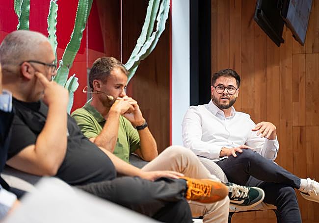 Adrián García a la derecha de la imagen