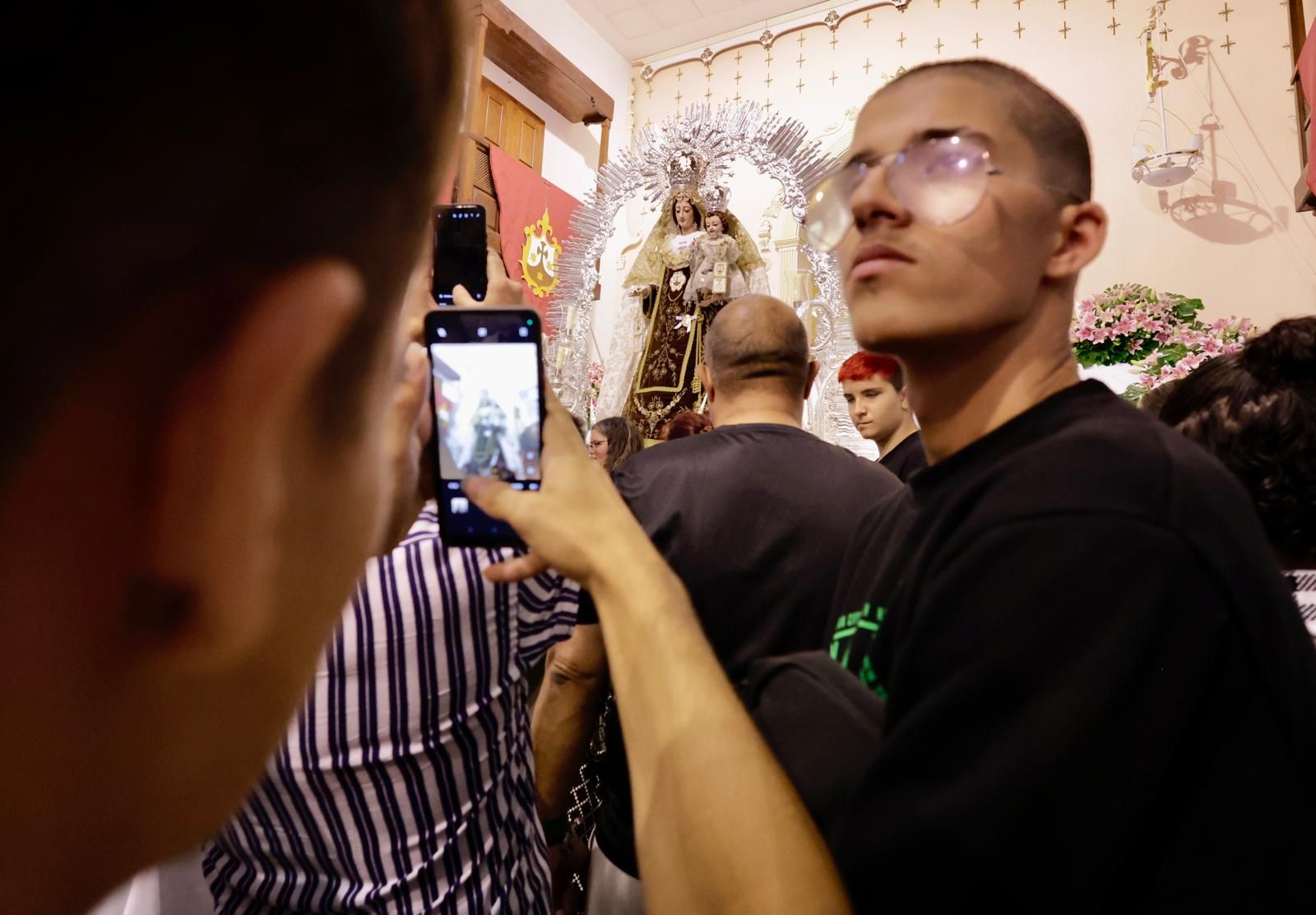 La Isleta baja a la Virgen del Carmen de su camarín