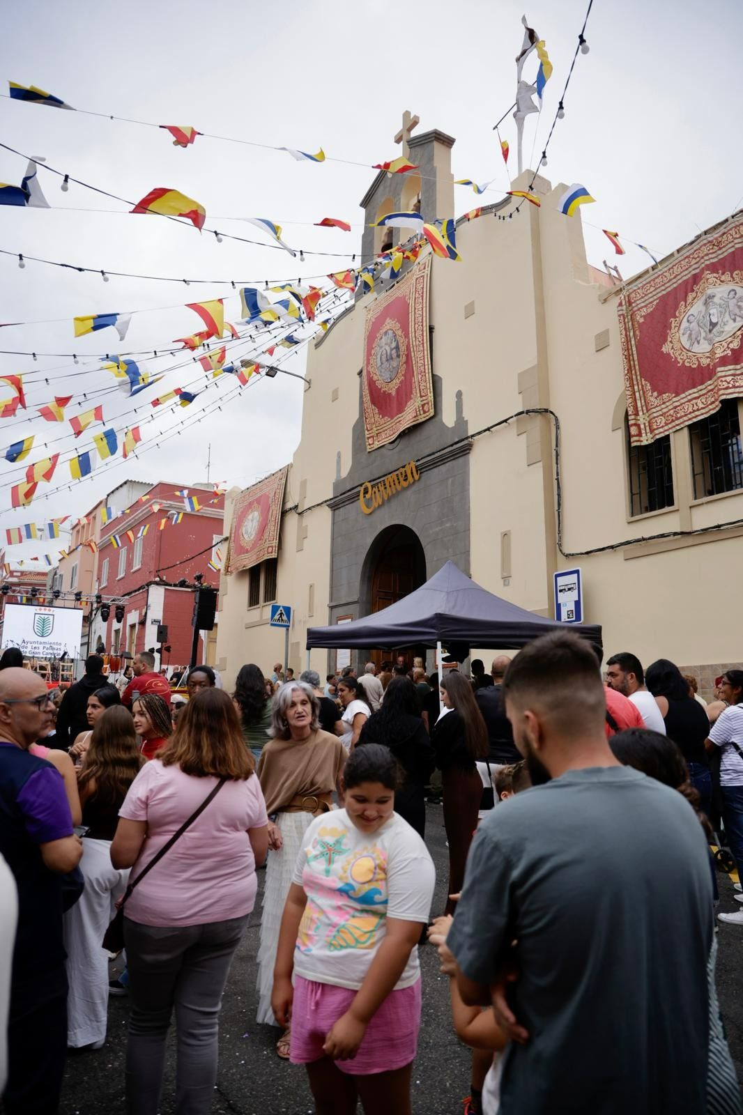La Isleta baja a la Virgen del Carmen de su camarín