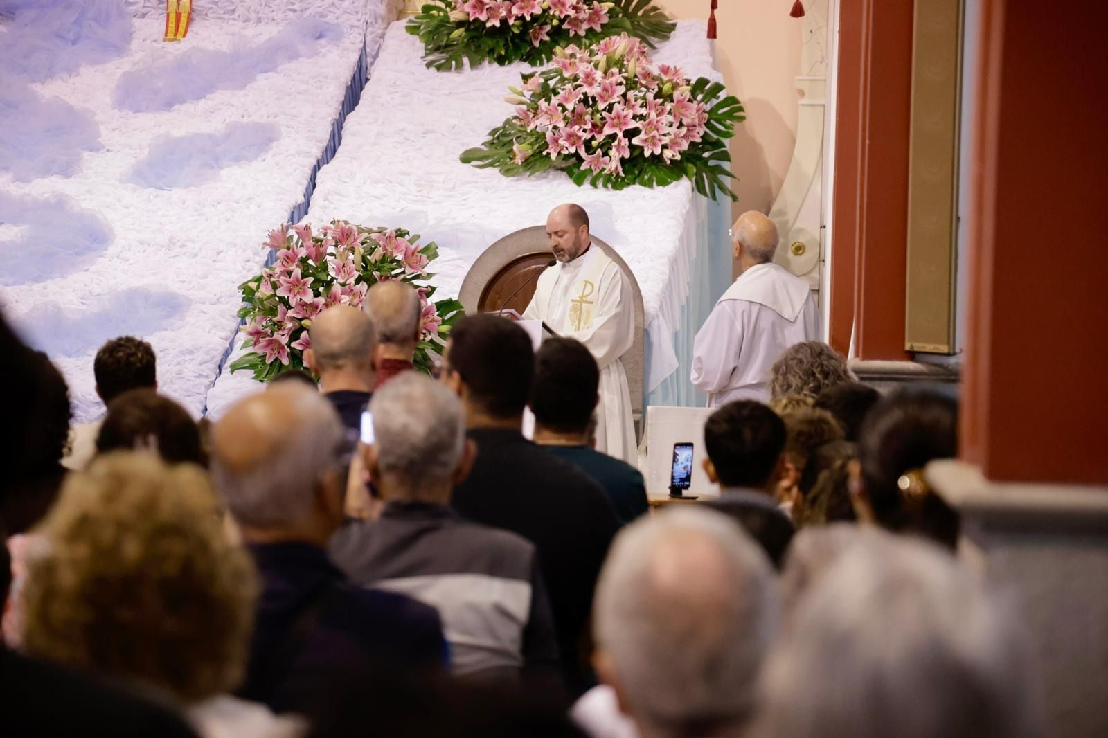 La Isleta baja a la Virgen del Carmen de su camarín