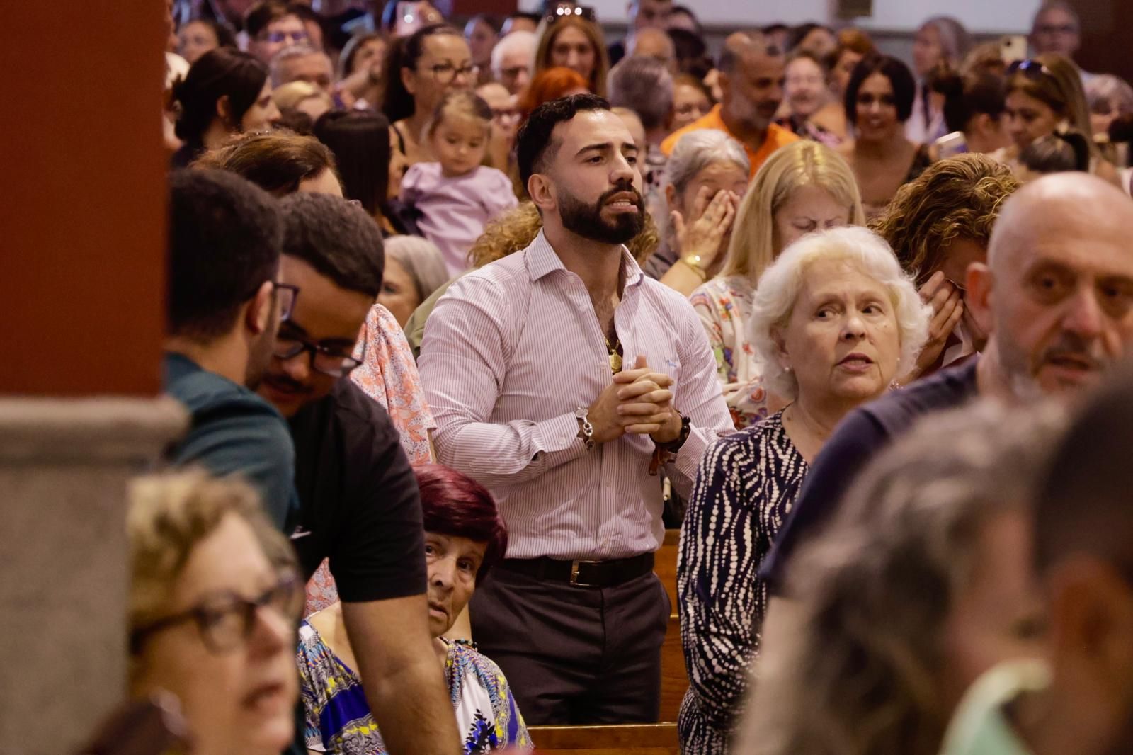 La Isleta baja a la Virgen del Carmen de su camarín