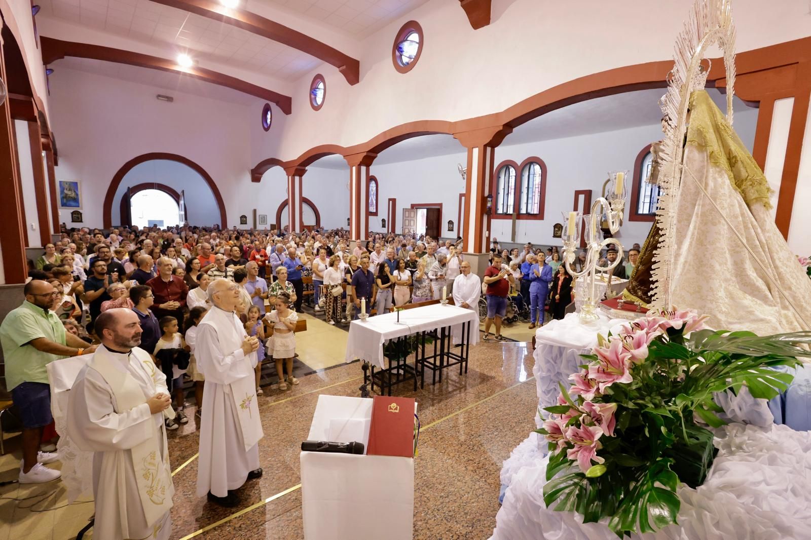 La Isleta baja a la Virgen del Carmen de su camarín