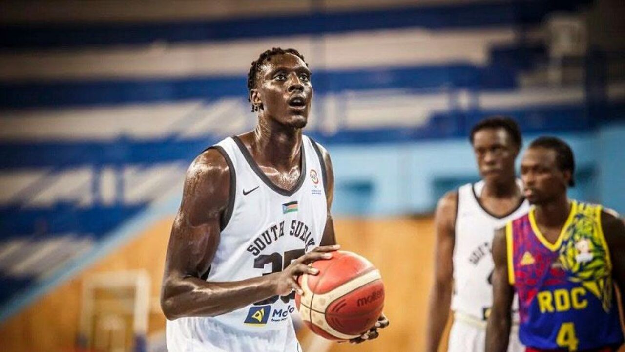 Kuath, en la línea de tiros libres.