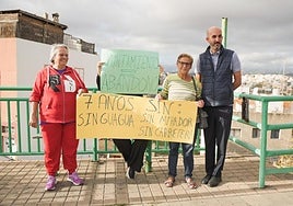 Vecinos reclamando un mejor servicio el 14 de febrero, aniversario del cierre de Sierra Nevada.