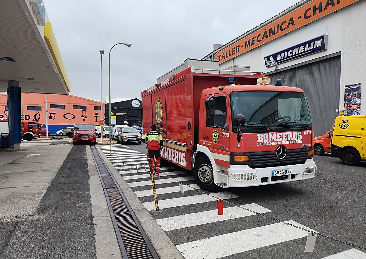 Imagen secundaria 1 - Una fuga de amoníaco obliga a cerrar una calle de El Sebadal
