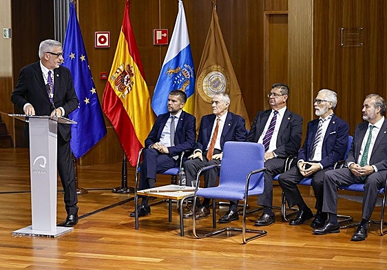 Lluís Serra (i) junto al rector de La Laguna y los exrectores de la ULPGC durante el acto de su toma de posesiòn.