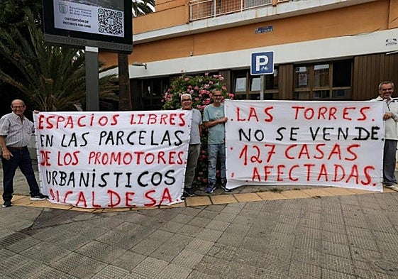 Concentración de vecinos de Las Torres en las oficinas municipales, el pasado viernes.