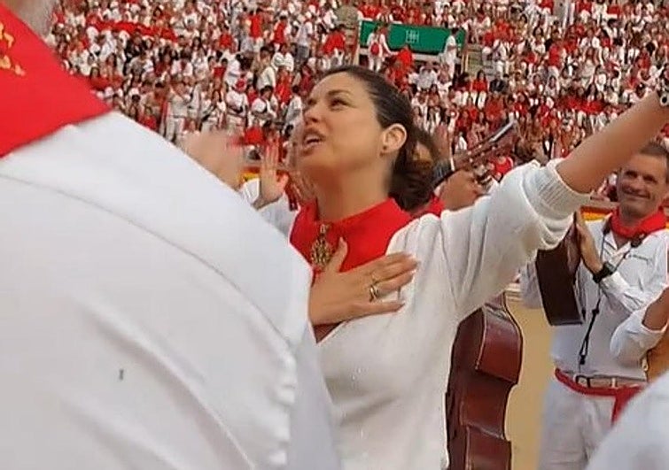 Cristina Ramos, ovacionada tras cantar una jota en San Fermín.