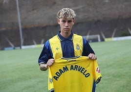 Adam Arvelo luce su camiseta amarilla.