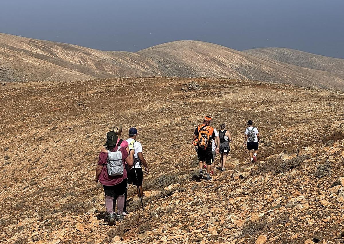 Imagen secundaria 1 - Distintos momentos de la caminata medio ambiental a El Junquillo, en la costa de Betancuria.