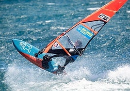 Daniel Dunkerbeck, en plena maniobra sobre las aguas de Pozo Izquierdo.