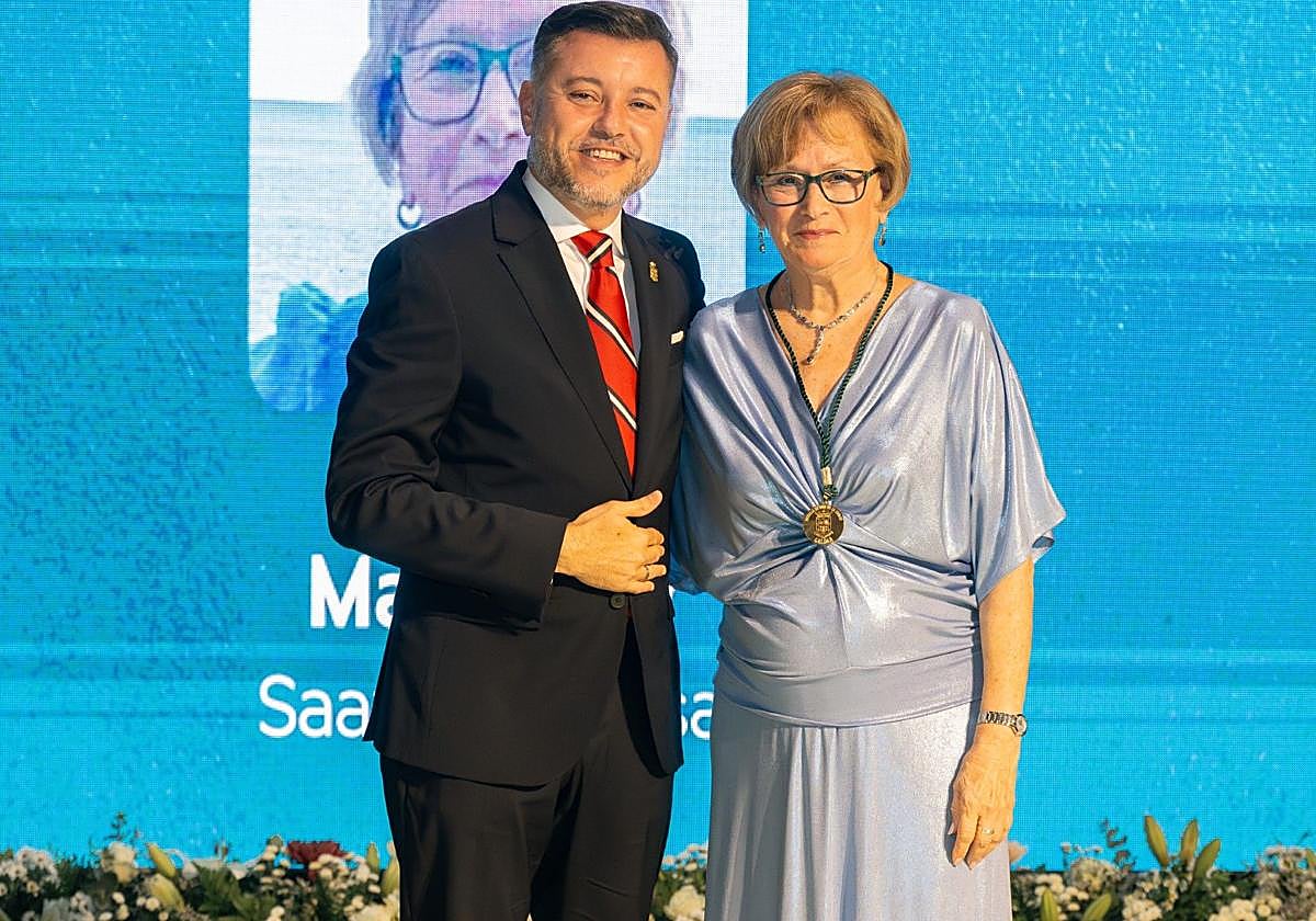 El alcalde de Gáldar, Teodoro Sosa, junto a Mari Natyy Saavedra.