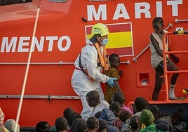 Imagen de archivo del rescate de varios menores migrantes cerca del Puerto de La Restinga, en El Hierro, en noviembre del año pasado.