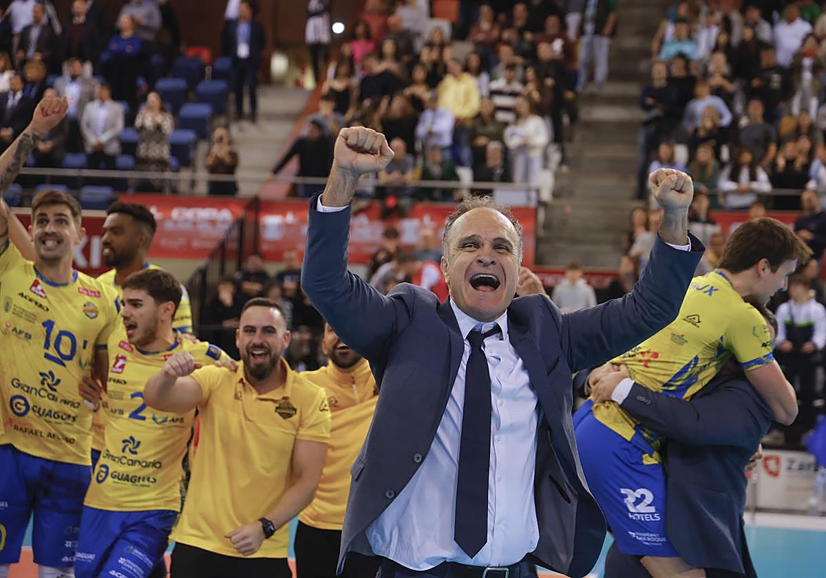 Sergio Miguel Camarero celebra, en Zaragoza, la novena Copa del Rey del Guaguas.