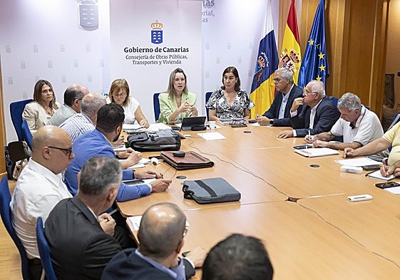 María Fernández presidió las reuniones de las Mesas de Viajeros y del Transporte de Mercancías.