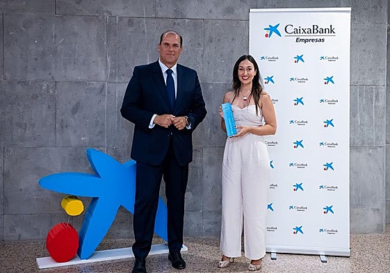 Manuel Afonso, director territorial de CaixaBank, y Dafra Suárez, ganadora del CaixaBank Premio Empresaria en Canarias.