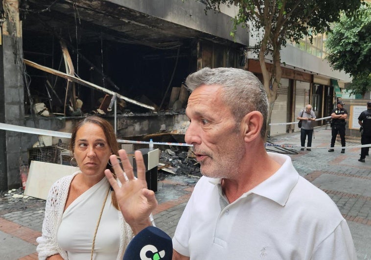 Álex Navarro y Estela Mari, vecinos afectados por el incendio declarado en la calle Doctor Miguel Rosas de la capital grancanaria.
