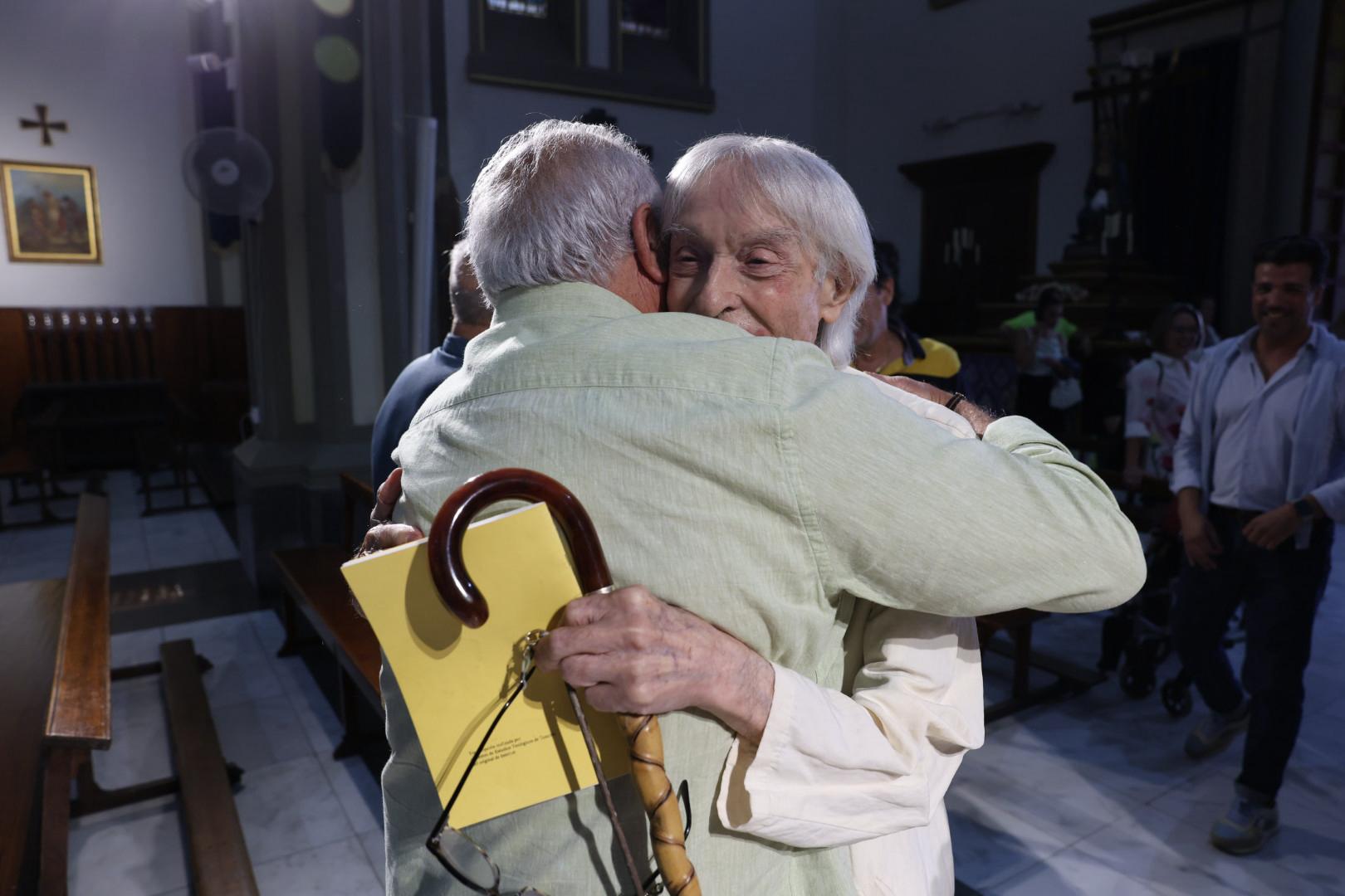 Dámaso dona una obra para la coronación de la Virgen de La Luz