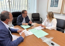 El consejero Raúl García Brink durante la firma con el alcalde Santa Lucía, Francisco García, y la alcaldesa de Ingenio, Vanesa Martín.