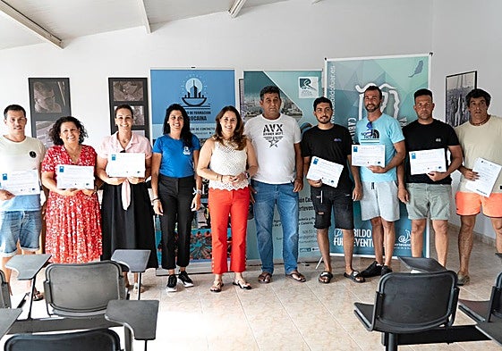 La presidenta majorera Lola García y Lorenzo Brito Castro, patrón mayor de Gran Tarajal y responsable regional de la Federación de Cofradías de Pescadores de Canarias, con los nuevos patrones locales.