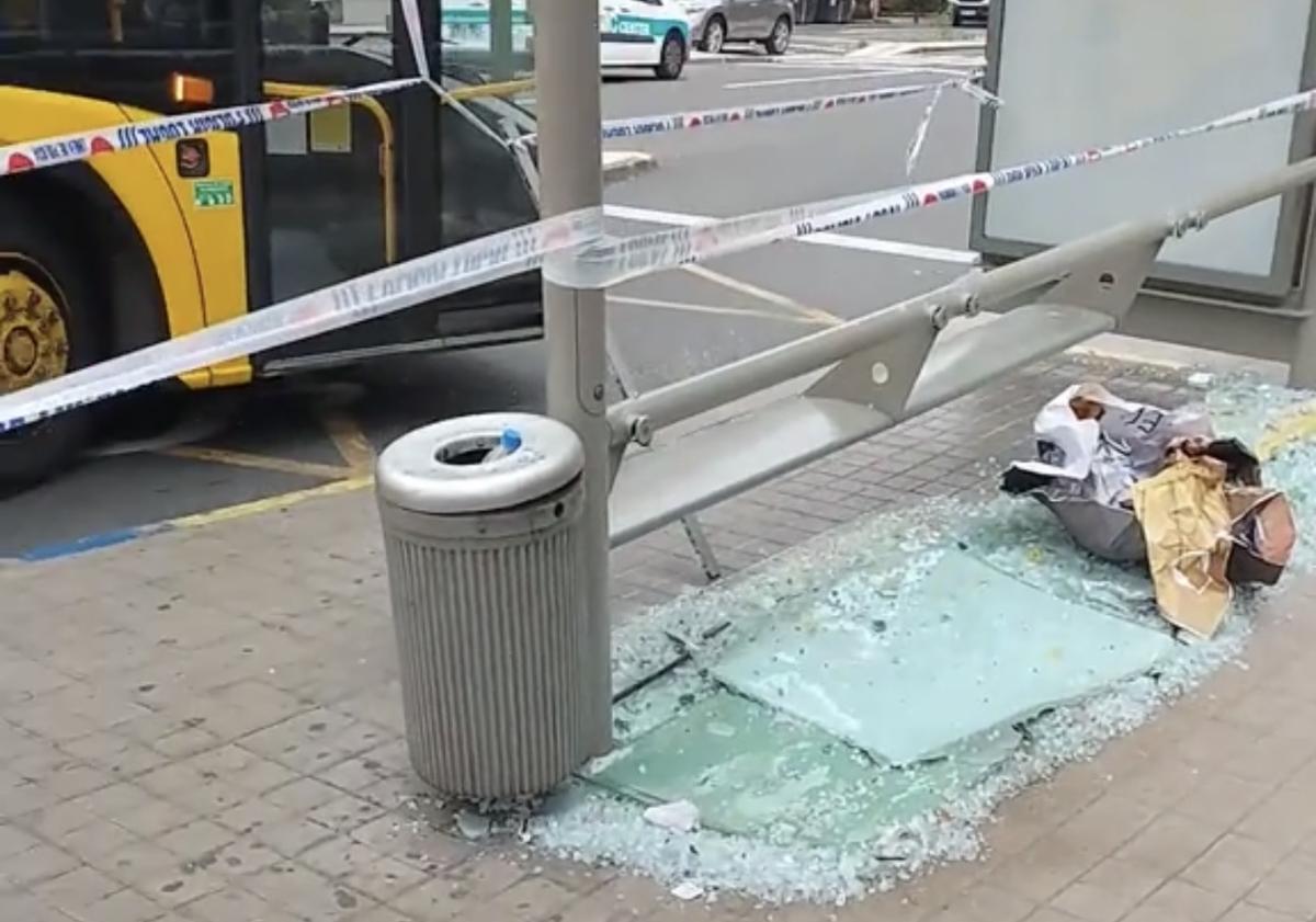 Imagen principal - Una guagua choca contra una marquesina en Escaleritas