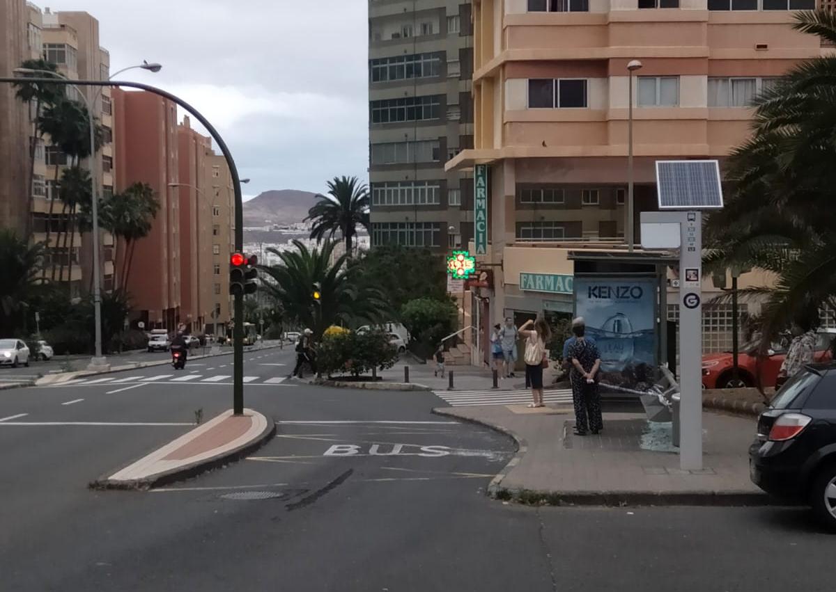 Imagen secundaria 1 - Una guagua choca contra una marquesina en Escaleritas