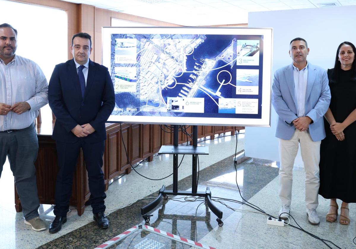Oswaldo Betancort y José Valle, entre otros, en la presentación del plan para Puerto Naos.