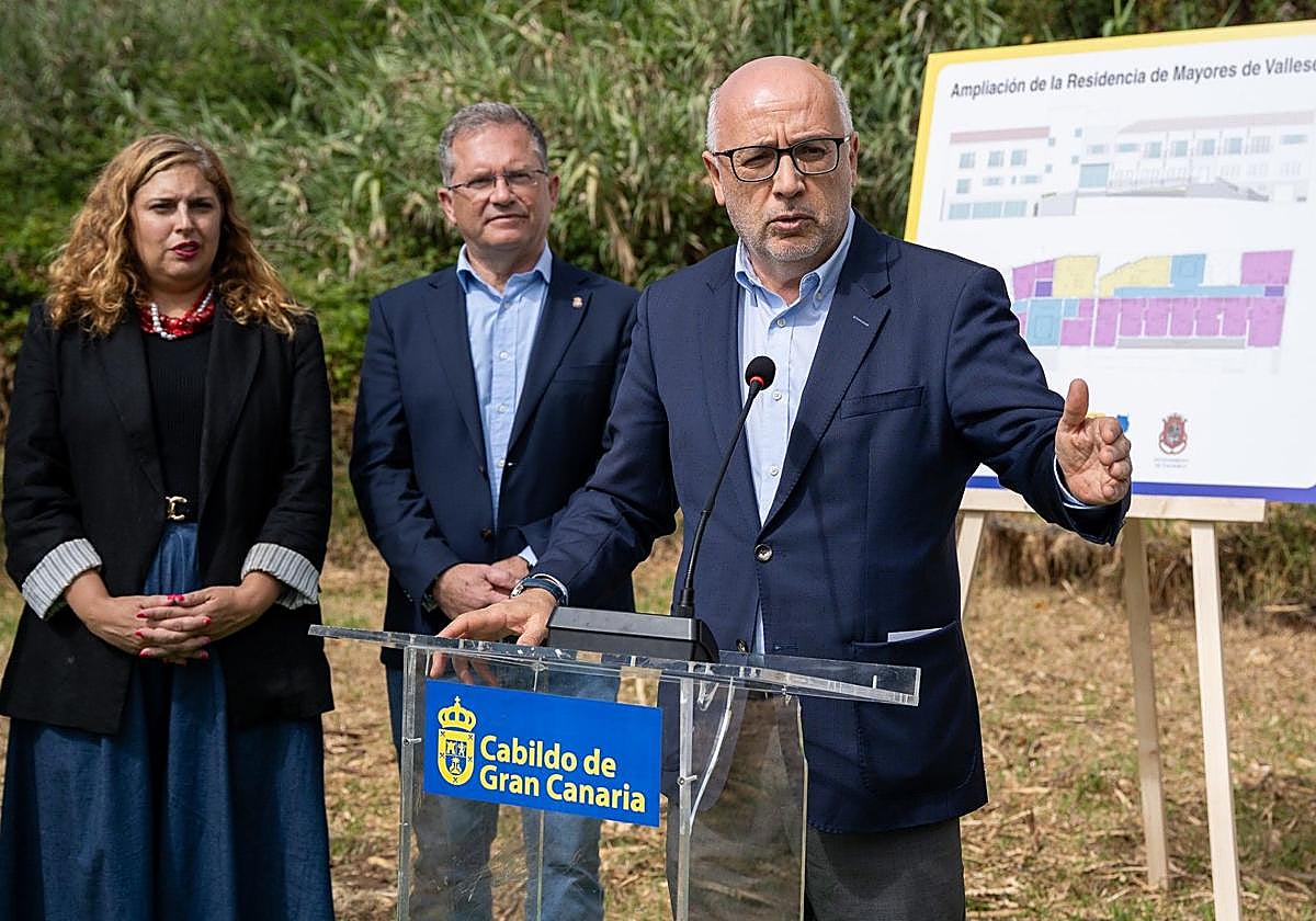 Antonio Morales, presidente del Cabildo de Gran Canaria, pone la primera piedra de la ampliación de la residencia de Valleseco