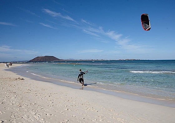 Grandes Playas de Corralejo, con la isla de Lobos al fondo.