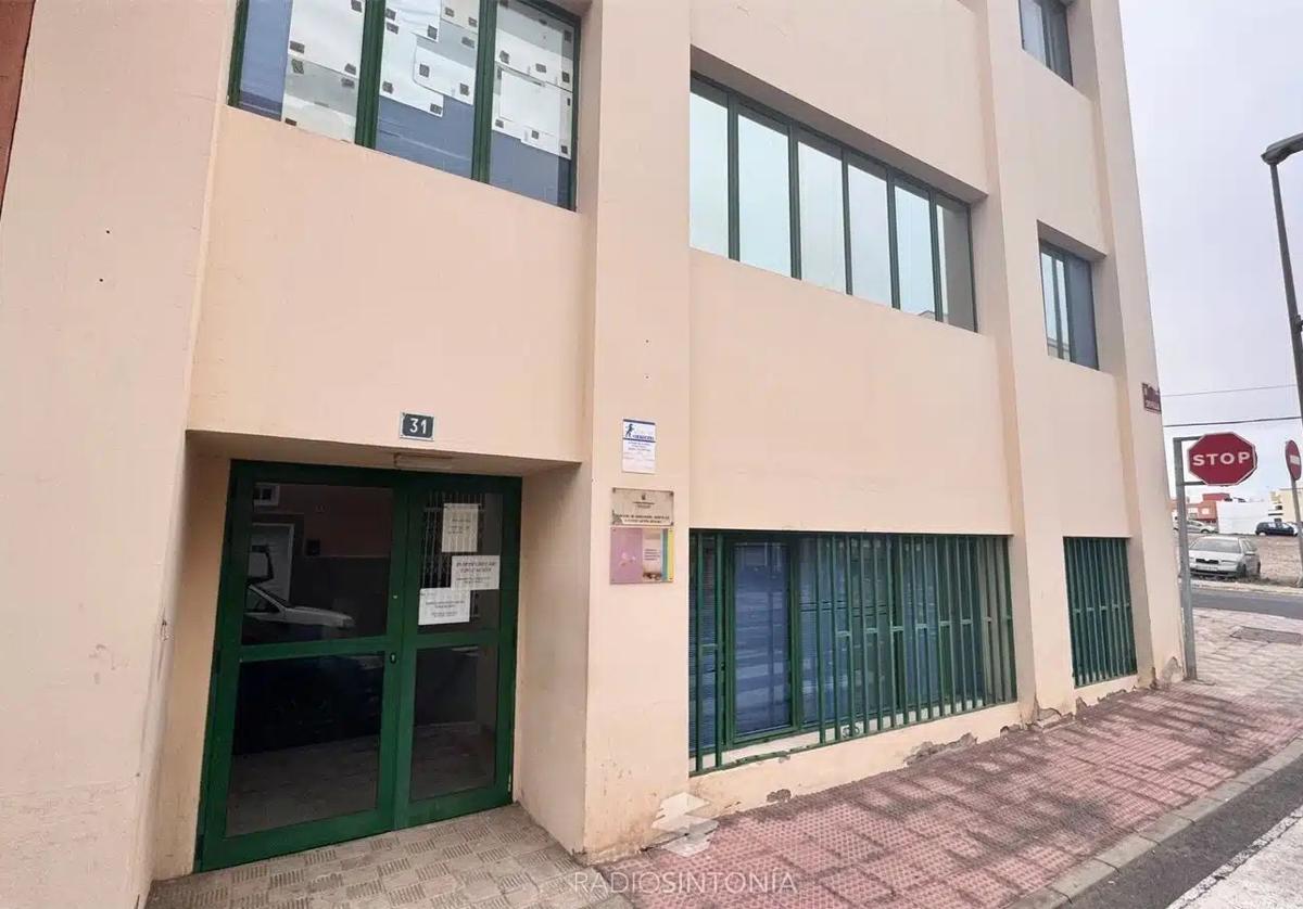 En este estado se encuentra el exterior de la Oficina de Educación en Puerto del Rosario.