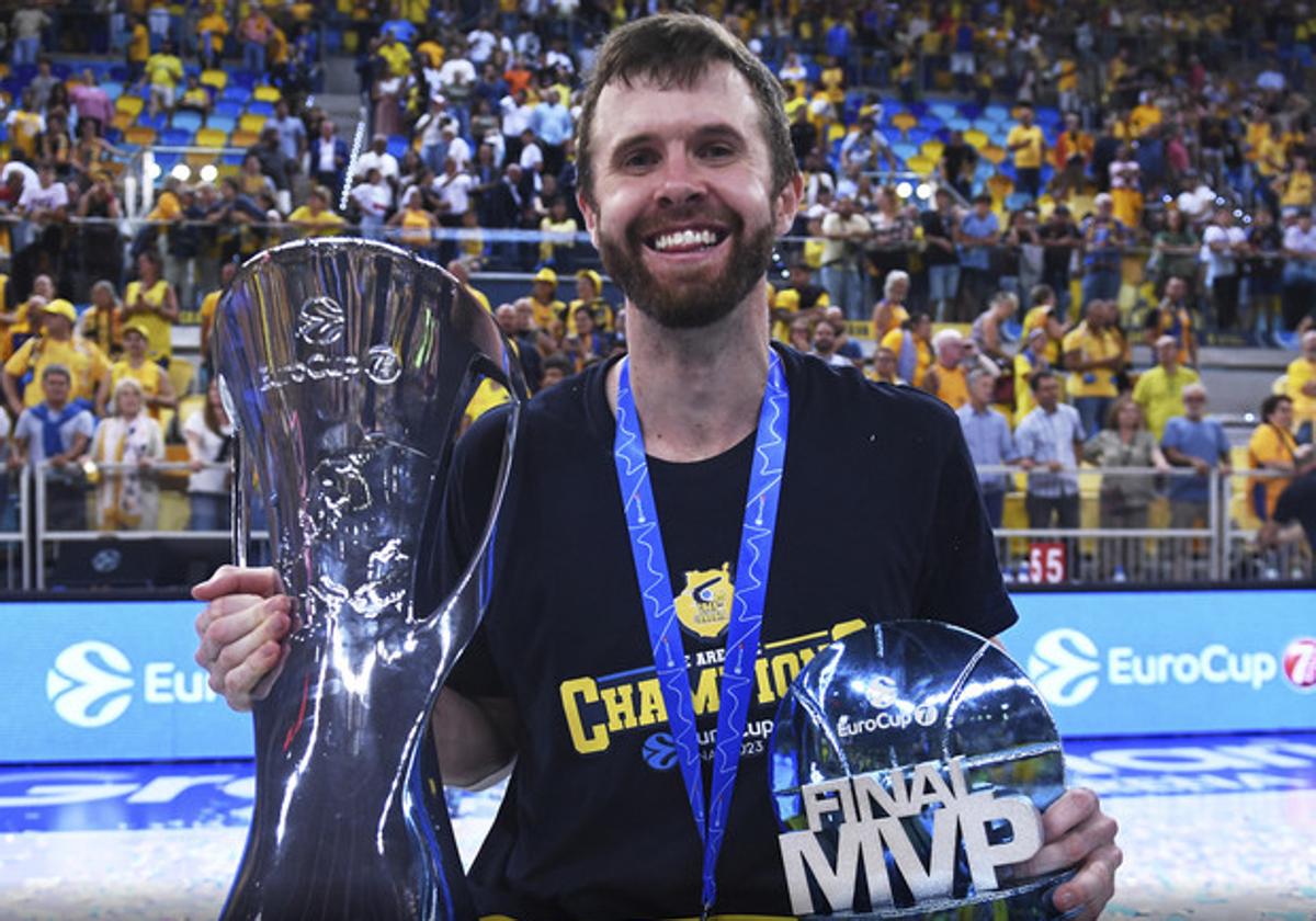 John Shurna, alzando el título de la BKT EuroCup y su premio al MVP de la final.