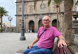 Manuel Santos, en la plaza de Santa Ana,cerca de donde reside.