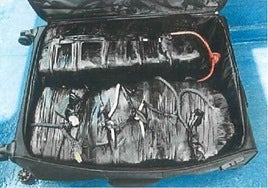 Arriba, los fardos descargados y que estaban dentro de una maleta.