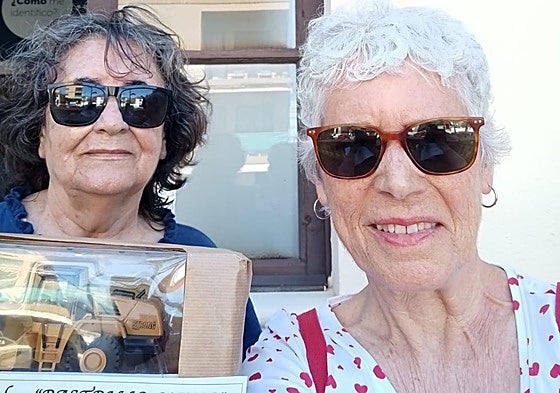 Miembros del colectivo ecologista Tabona, con la simbólica apisonadora de juguete con la que 'premian' al alcalde de Adeje bajo la nominación de 'Rastrillo Mayor', como crítica a su gestión de los espacios naturales del municipio.