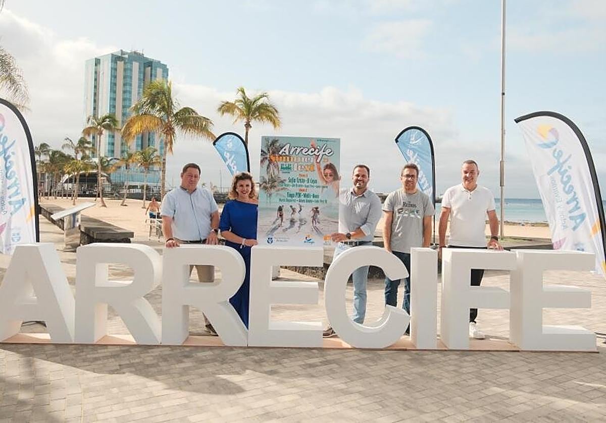 El alcalde Yonathan de León y Oscar López, edil de Actos y Eventos, entre otros, en la playa de El Reducto.