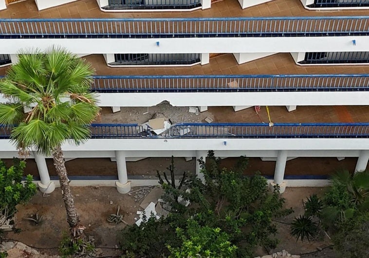 Daños causados por el derrumbe en pasillos traseros y comunales del complejo de apartamentos.