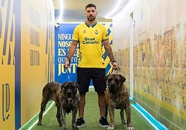 Álex Suárez, acompañado de dos presas canarios en el Estadio de Gran Canaria