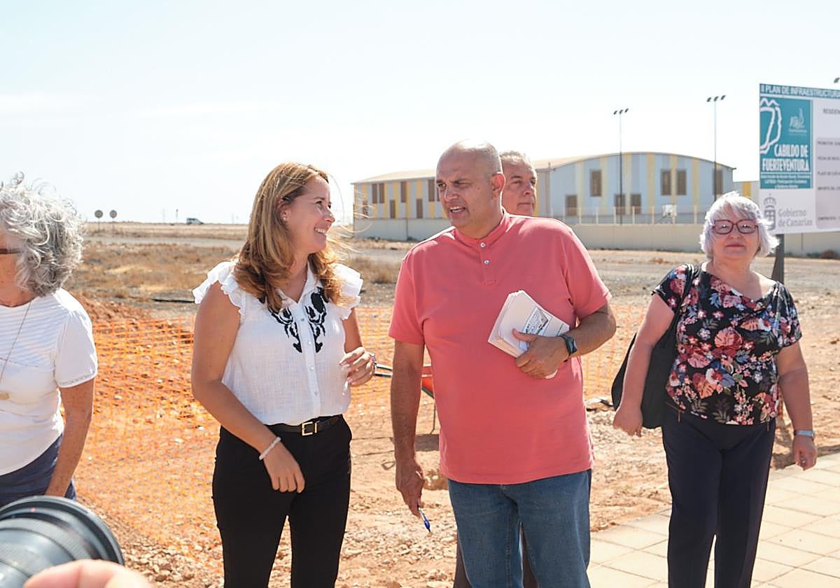 Foto de archivo de la presidenta Lola García, el consejero Víctor Alonso y Ana Trujillo, responsable de Asomasamen, cuando se puso la primera piedra de la residencia en agosto de 2023.