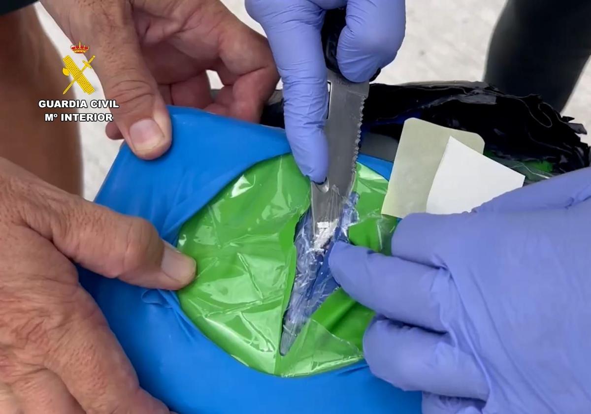 Imagen principal - Así fue la operación con tres detenidos por ocultar 72 kilos de cocaína en el Puerto de Las Palmas